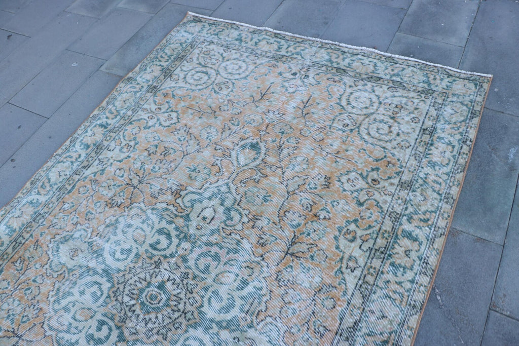 Vintage Turkish Accent Area rug 4.7 x 8.6 ft