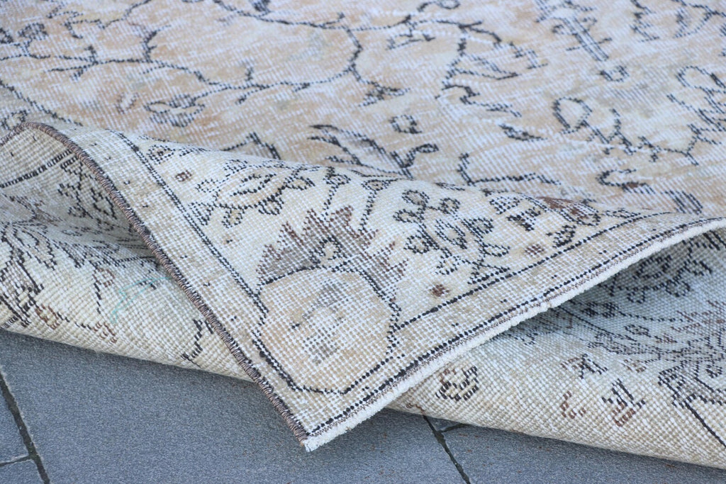 XL Vintage Turkish Accent Area rug 5.8 x 9.5 ft