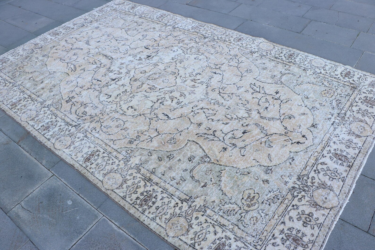 XL Vintage Turkish Accent Area rug 5.8 x 9.5 ft