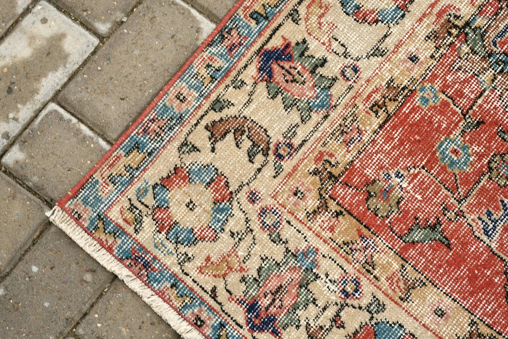 Vintage Turkish Accent Area rug 4.8 x 7.8 ft