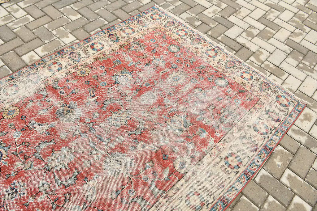 Vintage Turkish Accent Area rug 4.8 x 7.8 ft