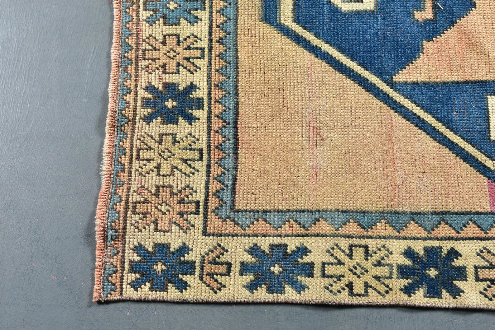 Vintage Turkish Accent Area rug 4.1 x 4.4 ft