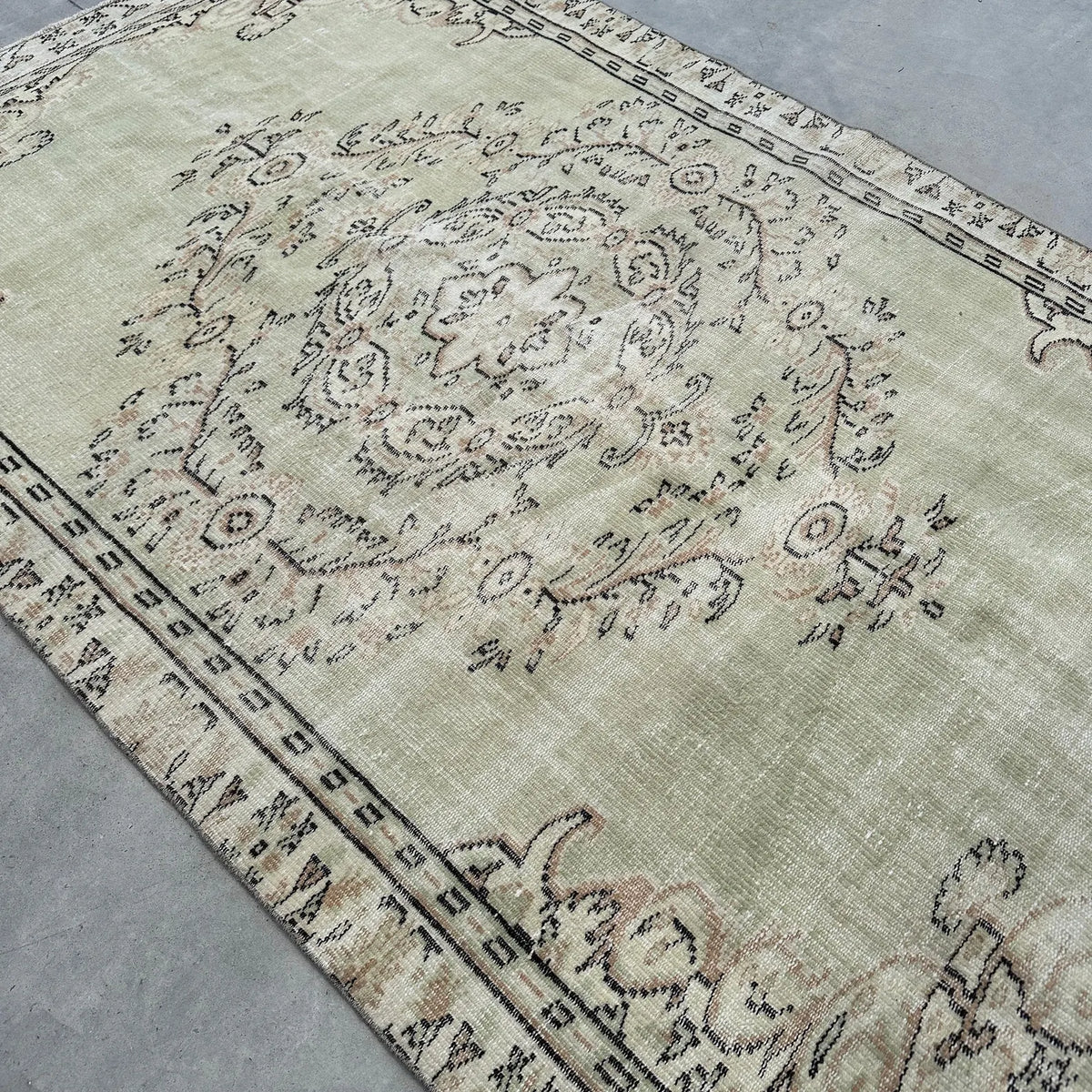 XL Vintage Turkish Accent Area Rug 6.4 x 8.7 ft