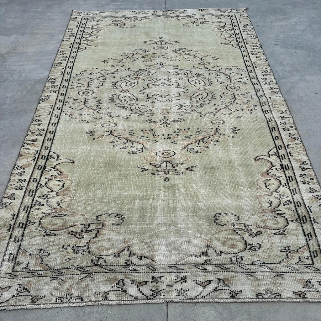 XL Vintage Turkish Accent Area Rug 6.4 x 8.7 ft