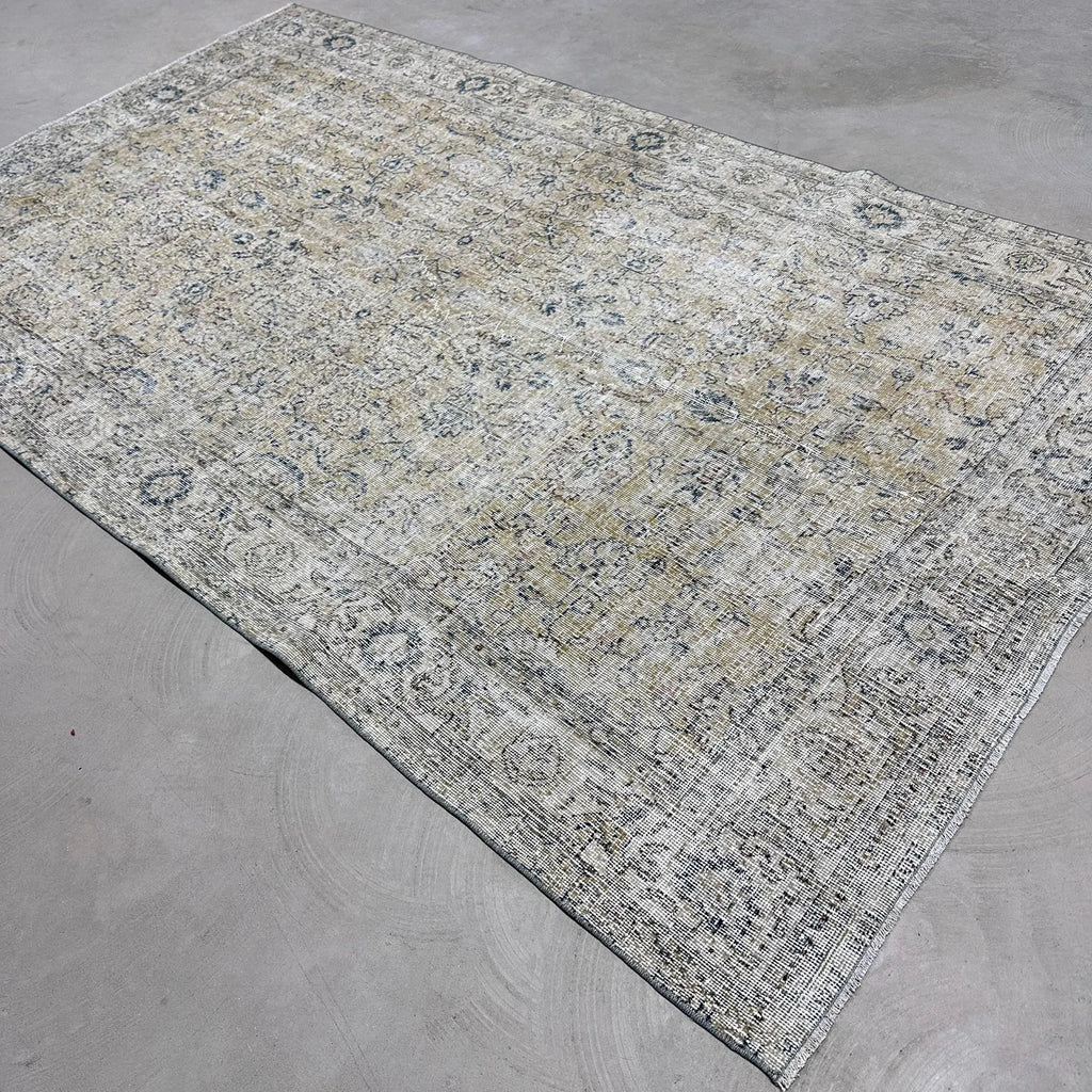 XL Vintage Turkish Accent Area Rug 5.6 x 9.5 ft