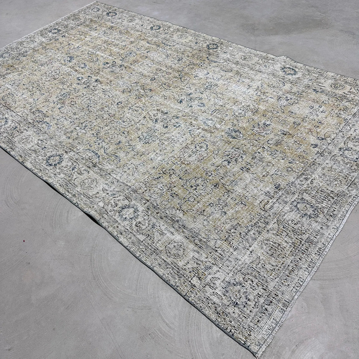 XL Vintage Turkish Accent Area Rug 5.6 x 9.5 ft