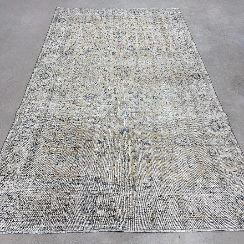 XL Vintage Turkish Accent Area Rug 5.6 x 9.5 ft