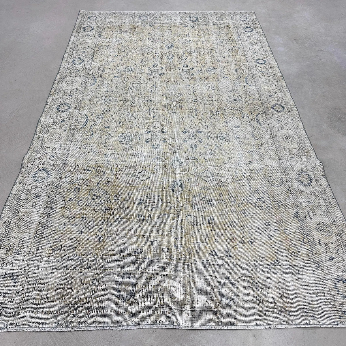 XL Vintage Turkish Accent Area Rug 5.6 x 9.5 ft