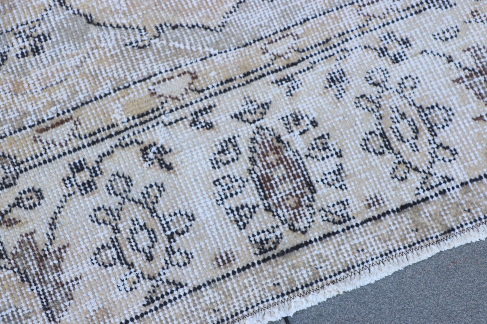 XL Vintage Turkish Accent Area rug 5.8 x 9.5 ft