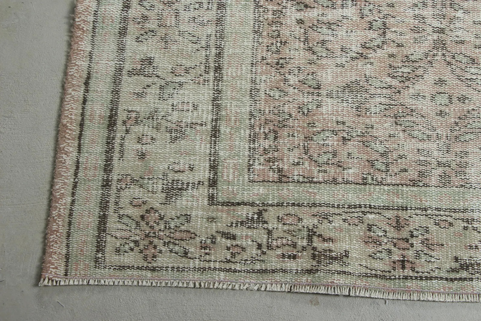 XL Vintage Turkish Accent Area Rug 5.7 x 9.2 ft