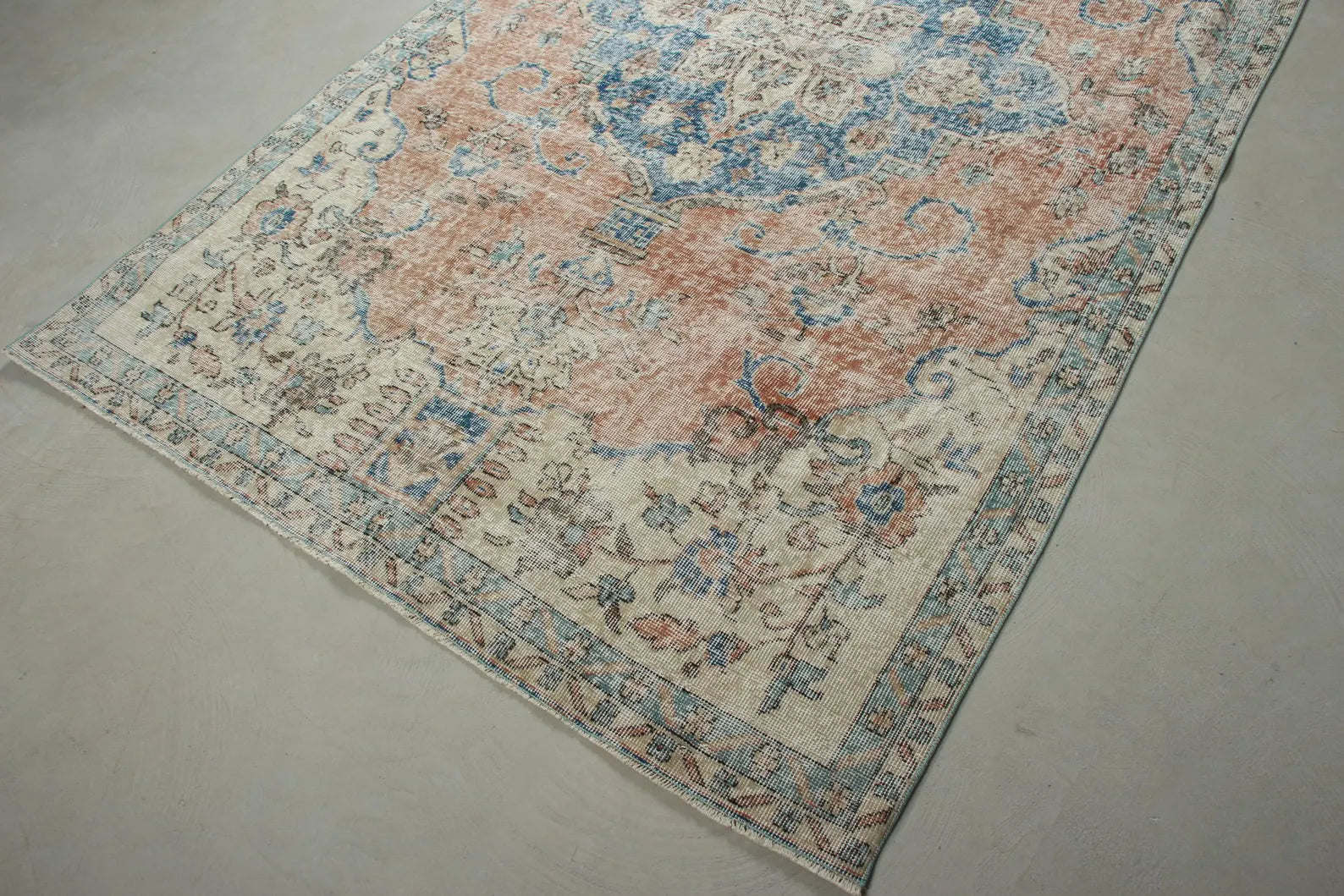 XL Vintage Turkish Accent Area Rug 5.2 x 8.6 ft