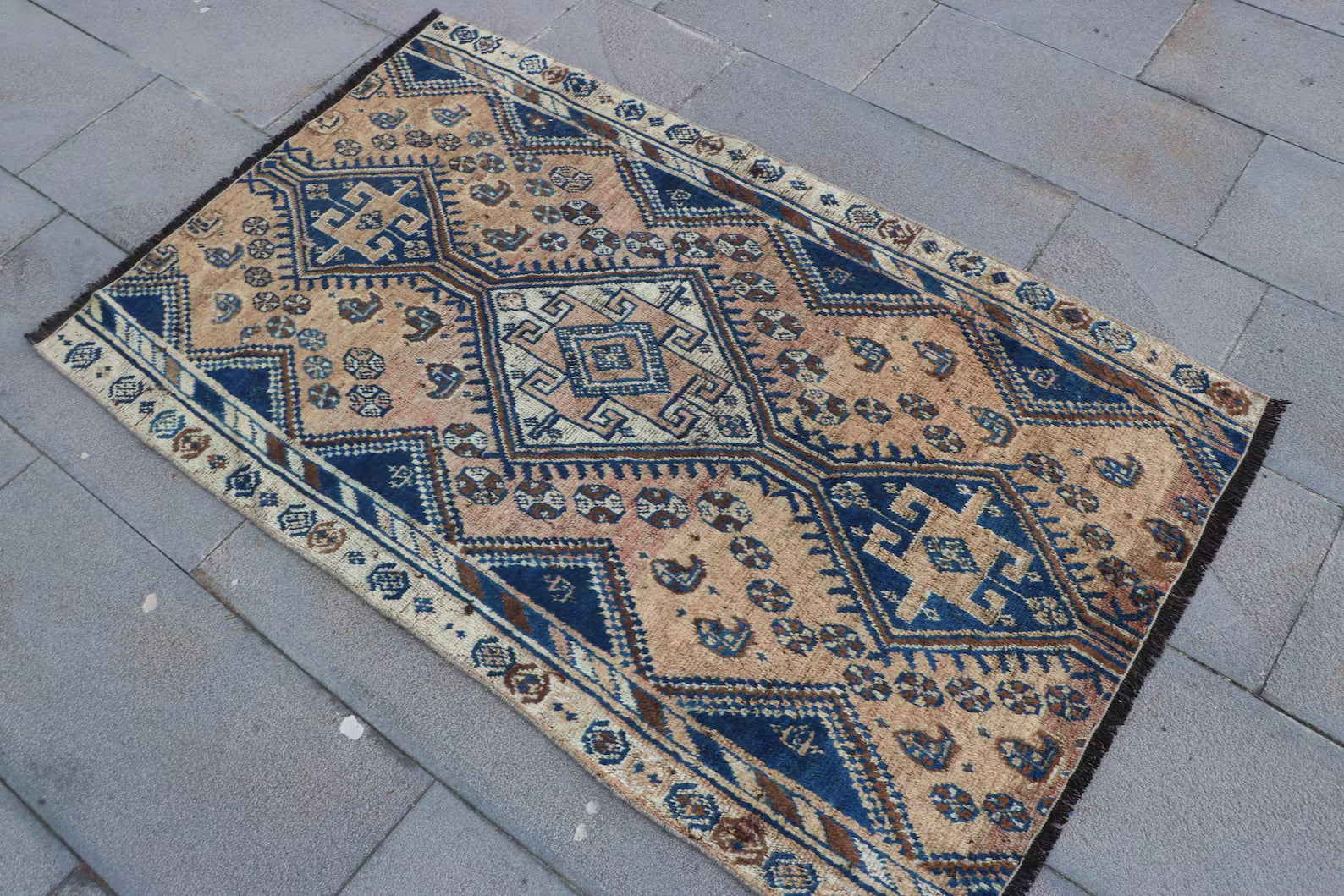 Vintage Persian Accent Area Rug  2.9 x 4.8 ft