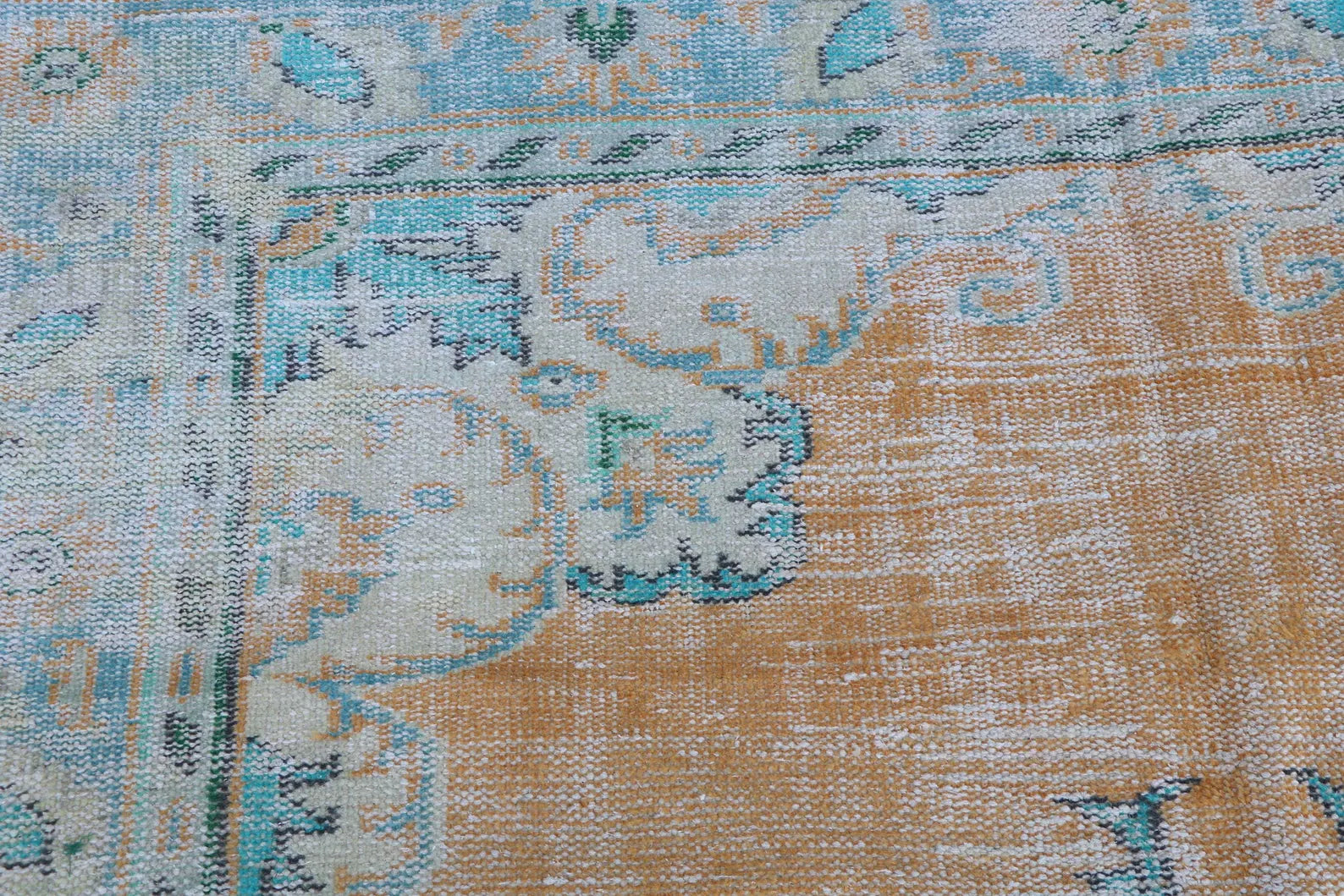 XL Vintage Turkish Accent Area rug 5.8 x 9.3 ft