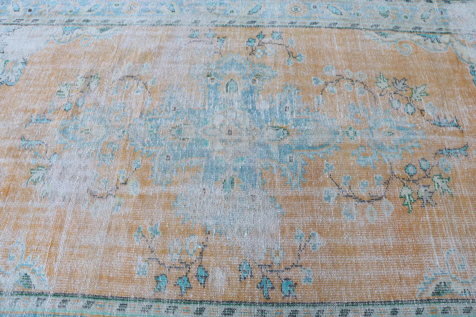 XL Vintage Turkish Accent Area rug 5.8 x 9.3 ft