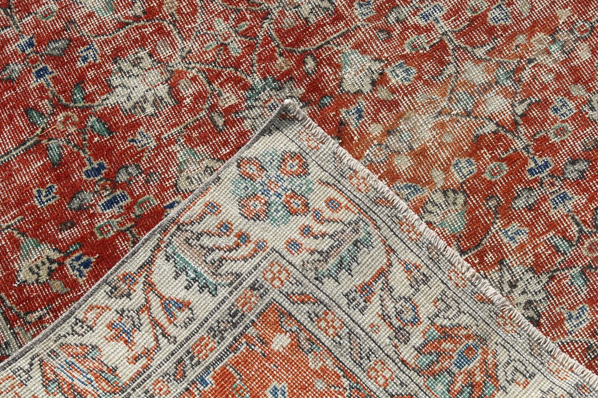 Vintage Turkish Accent Area rug 4.7 x 8 ft
