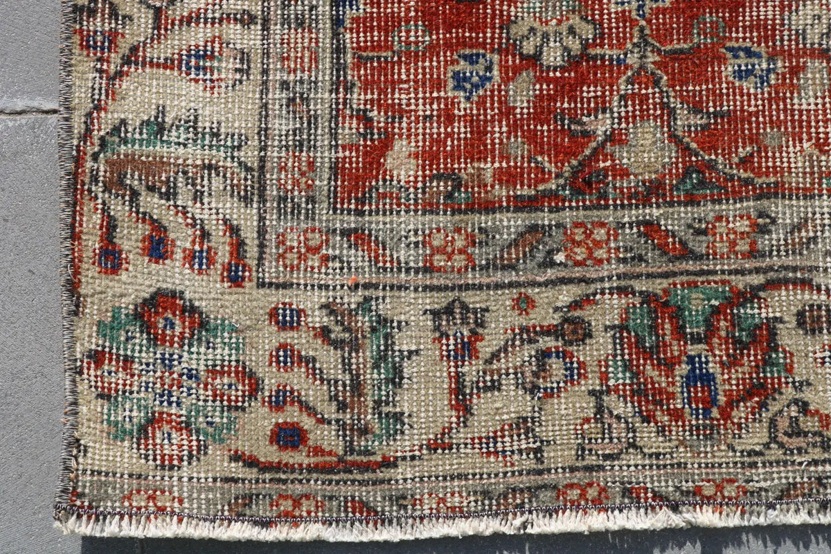 Vintage Turkish Accent Area rug 4.7 x 8 ft