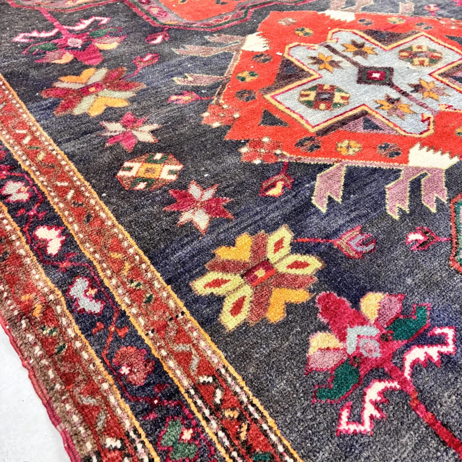 Vintage Persian Accent Area Rug 4.7 x 8.1 ft