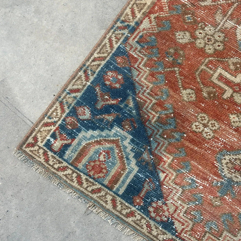 Vintage Turkish Accent Area rug 2.7 x 5.6 ft