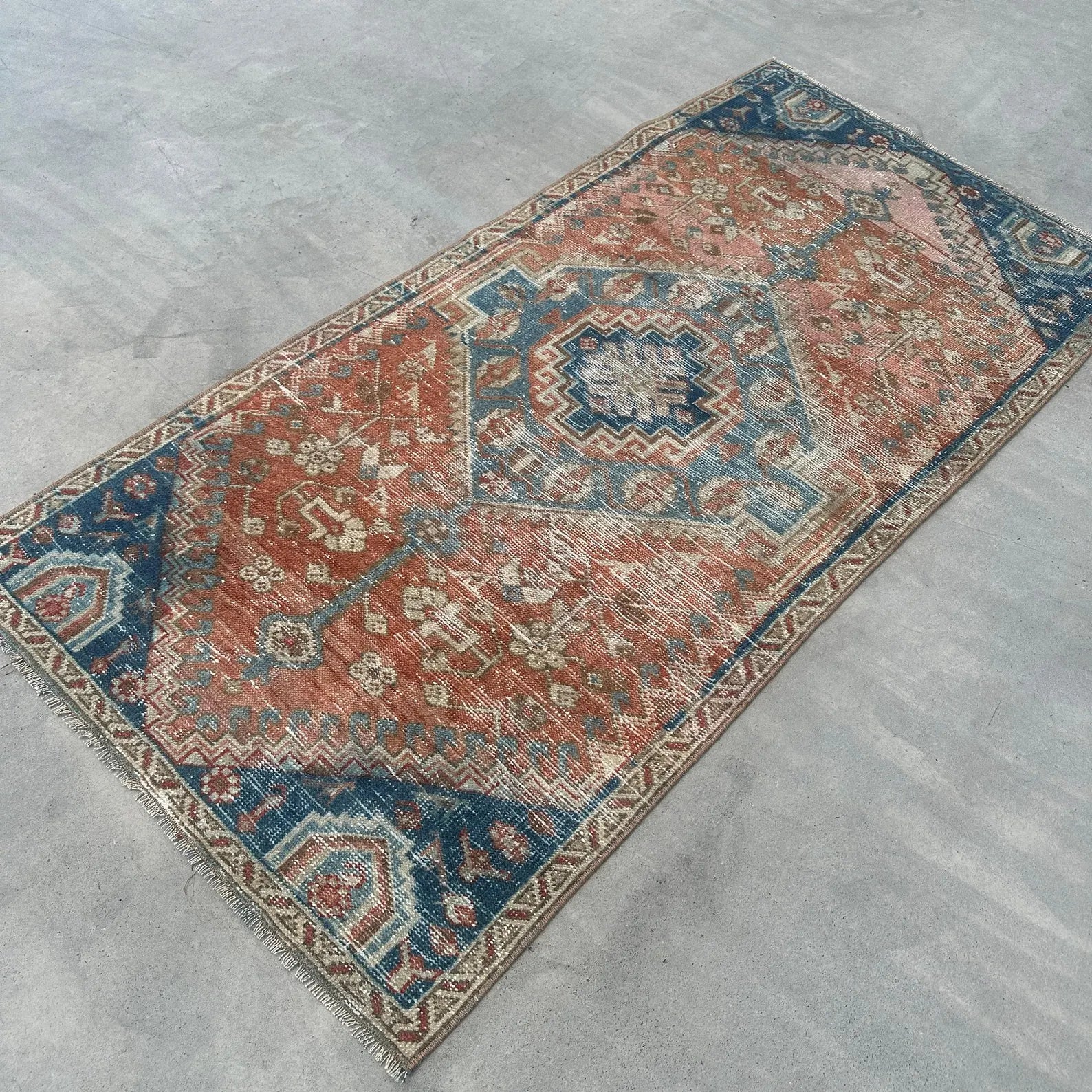 Vintage Turkish Accent Area rug 2.7 x 5.6 ft