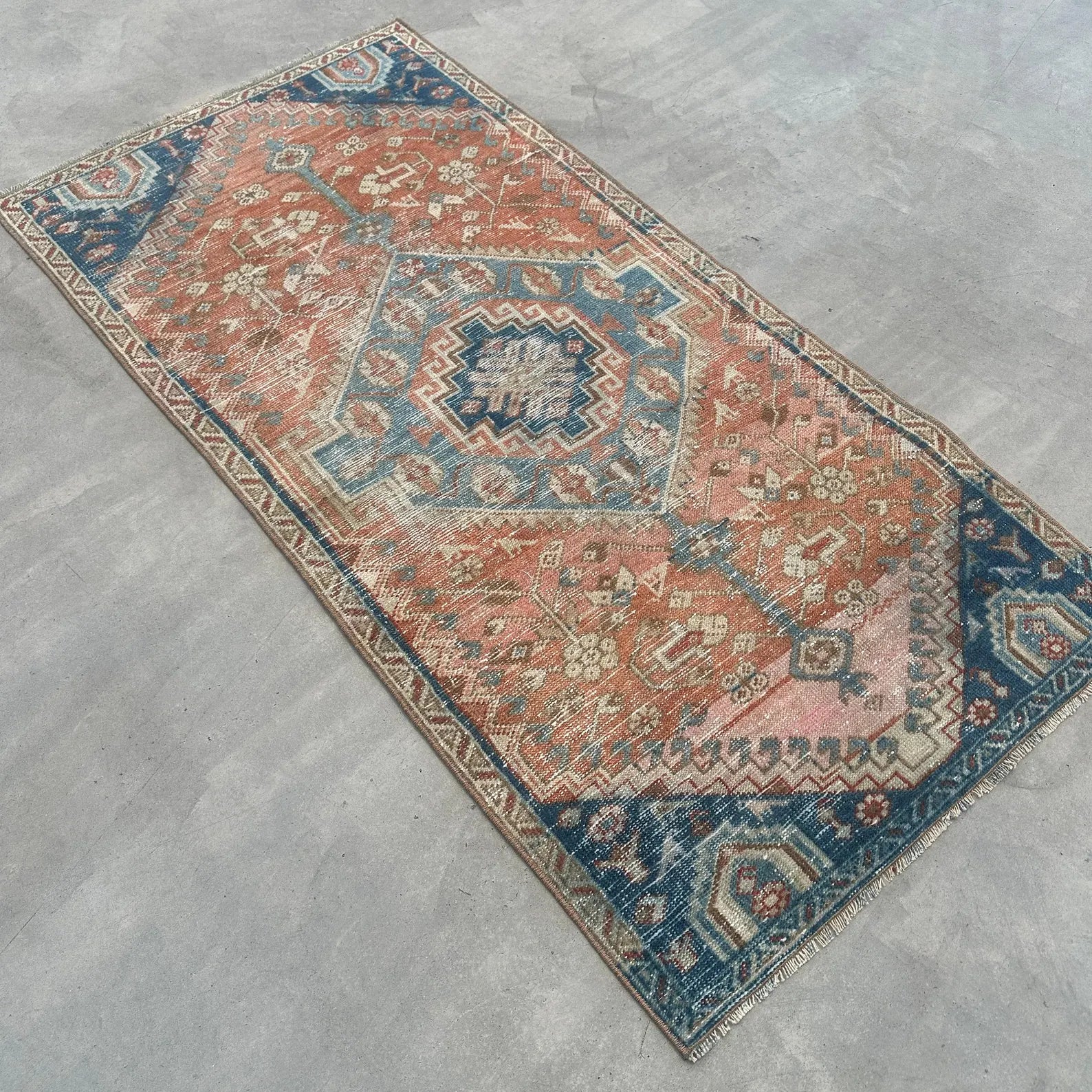 Vintage Turkish Accent Area rug 2.7 x 5.6 ft