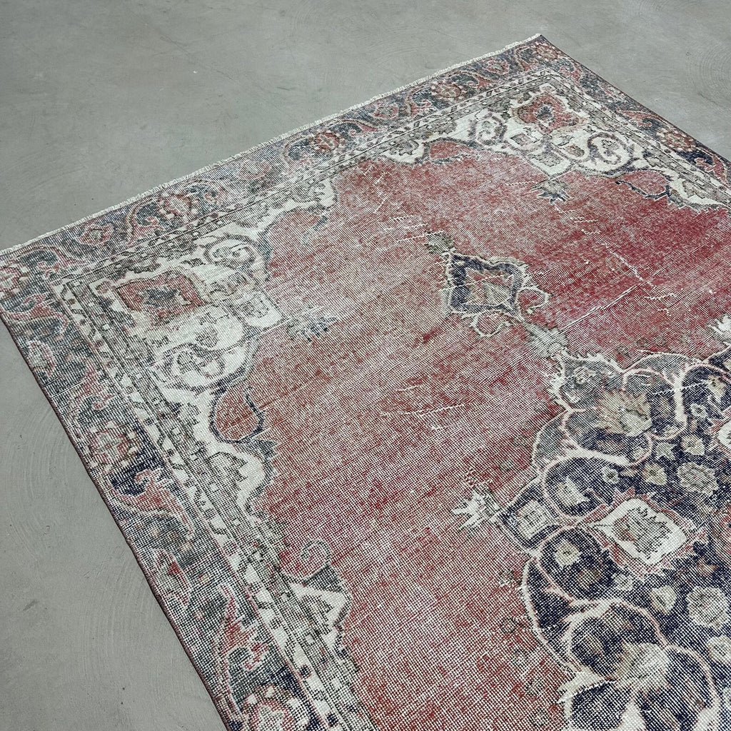 XL Vintage Turkish Accent Area Rug 6.3 x 10.2 ft ft