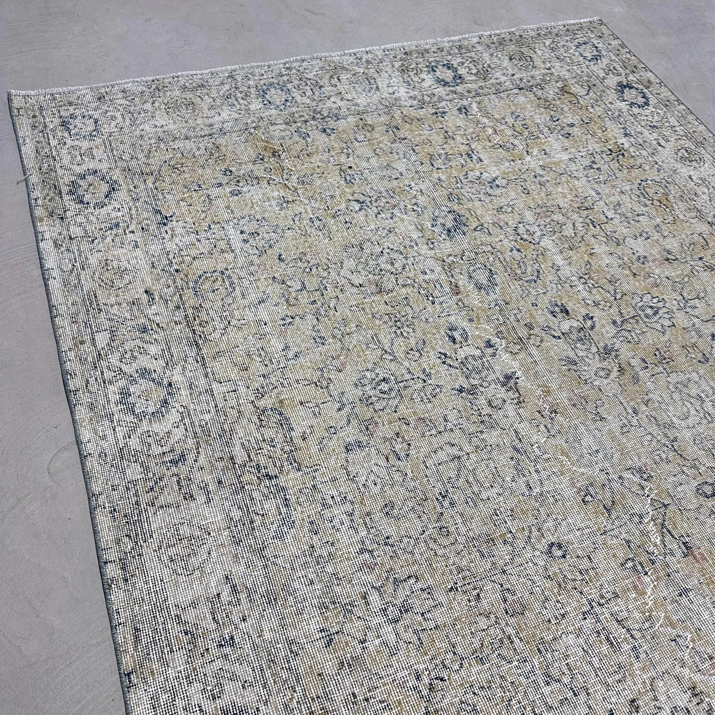XL Vintage Turkish Accent Area Rug 5.6 x 9.5 ft