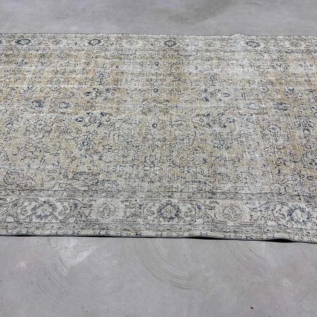 XL Vintage Turkish Accent Area Rug 5.6 x 9.5 ft