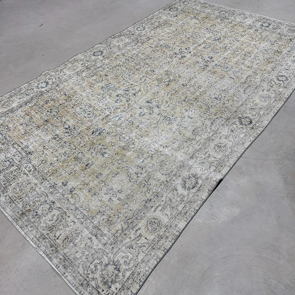 XL Vintage Turkish Accent Area Rug 5.6 x 9.5 ft