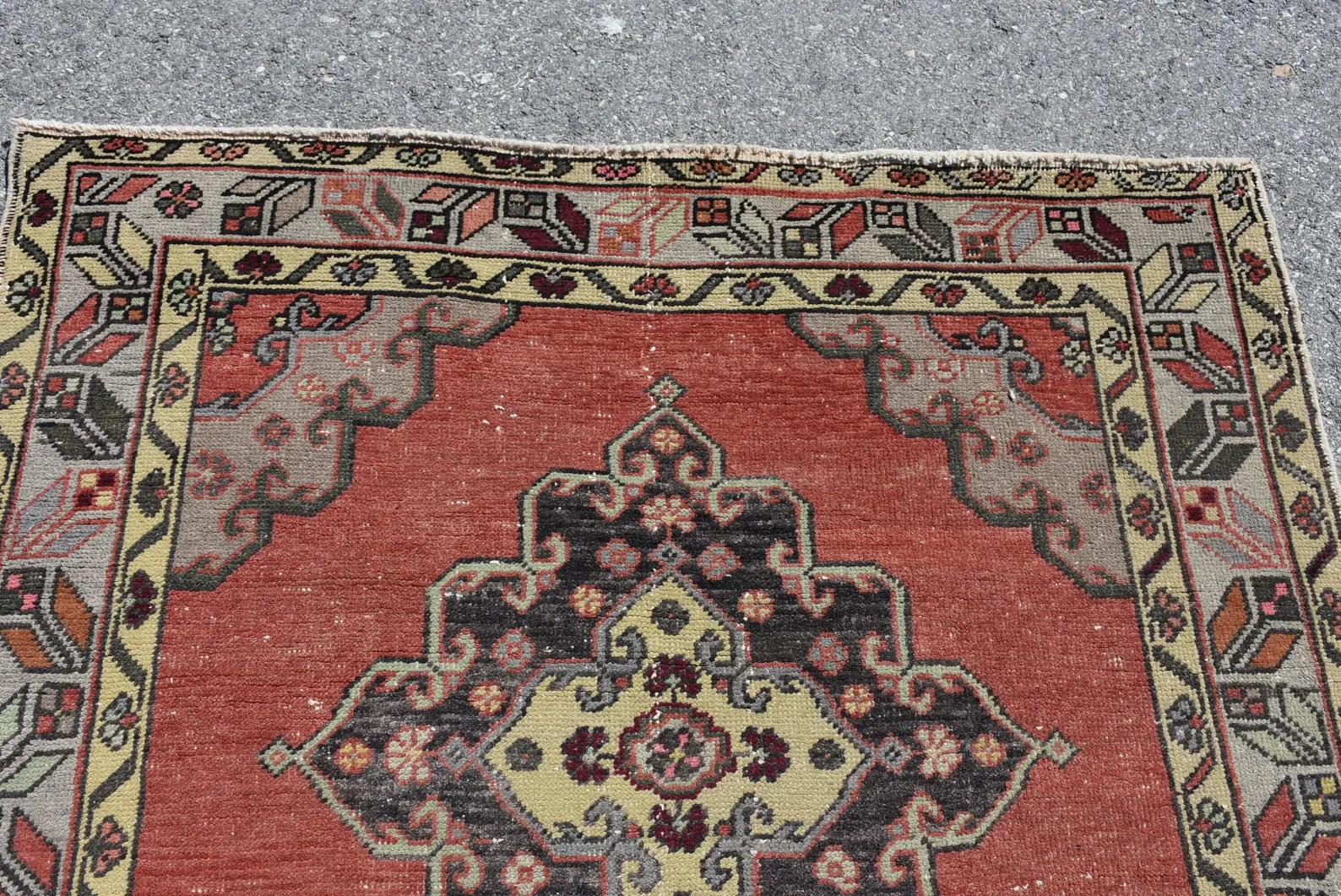 Vintage Turkish Accent Area rug 3.9 x 6.5 ft