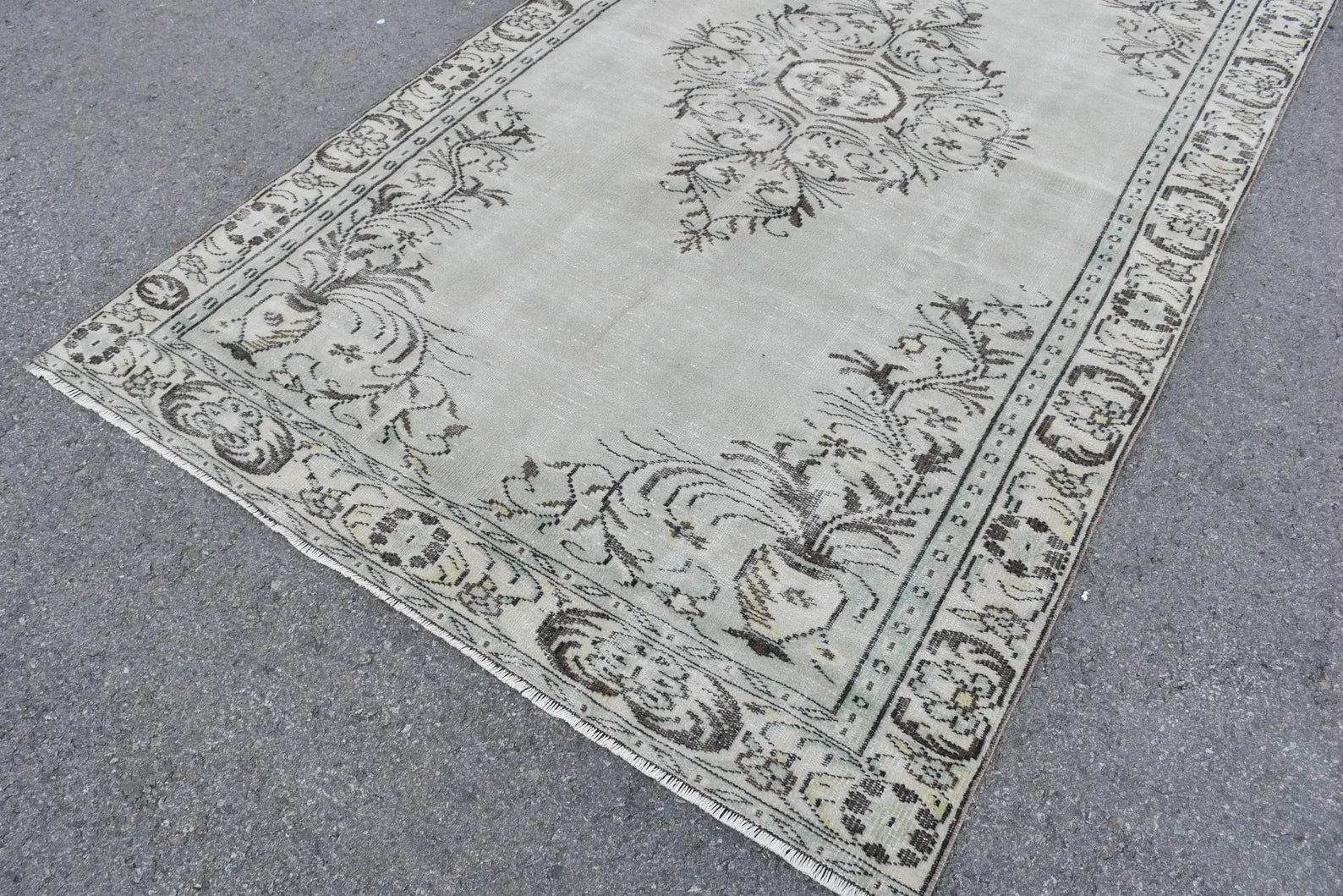 Vintage Turkish accent area rug 5.5 x 9.5 ft