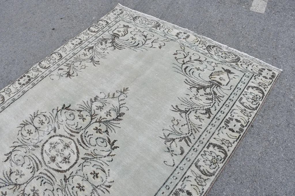 Vintage Turkish accent area rug 5.5 x 9.5 ft