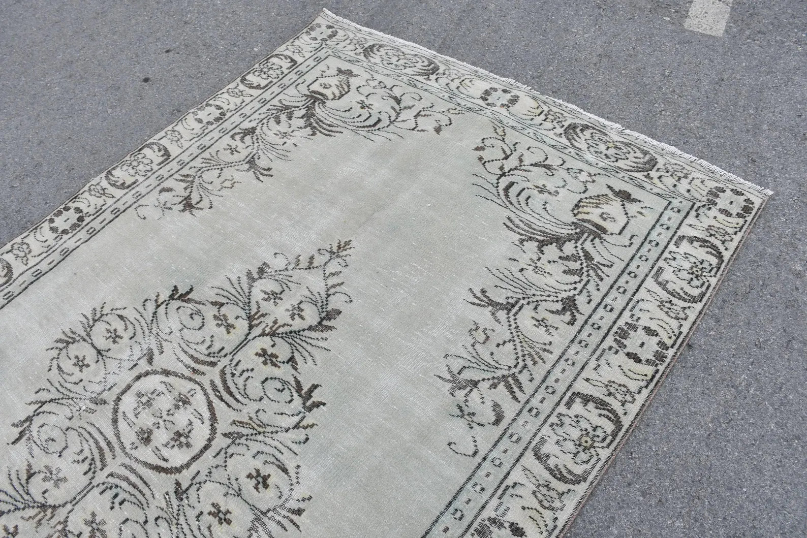 Vintage Turkish accent area rug 5.5 x 9.5 ft