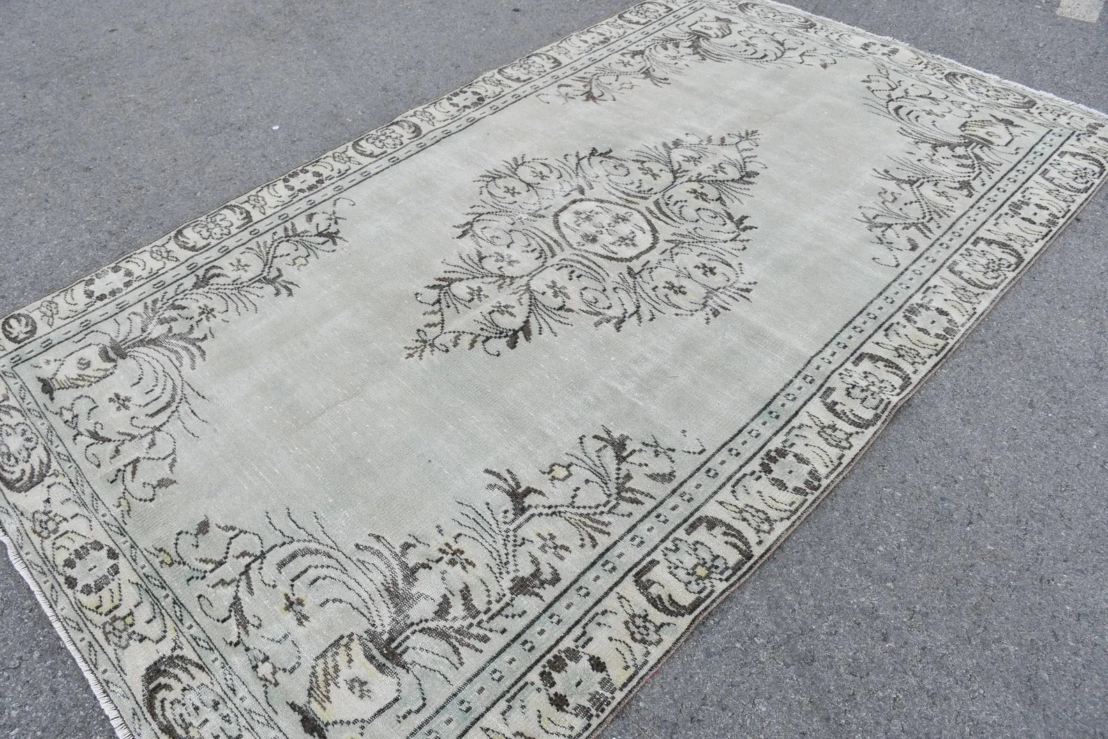 Vintage Turkish accent area rug 5.5 x 9.5 ft