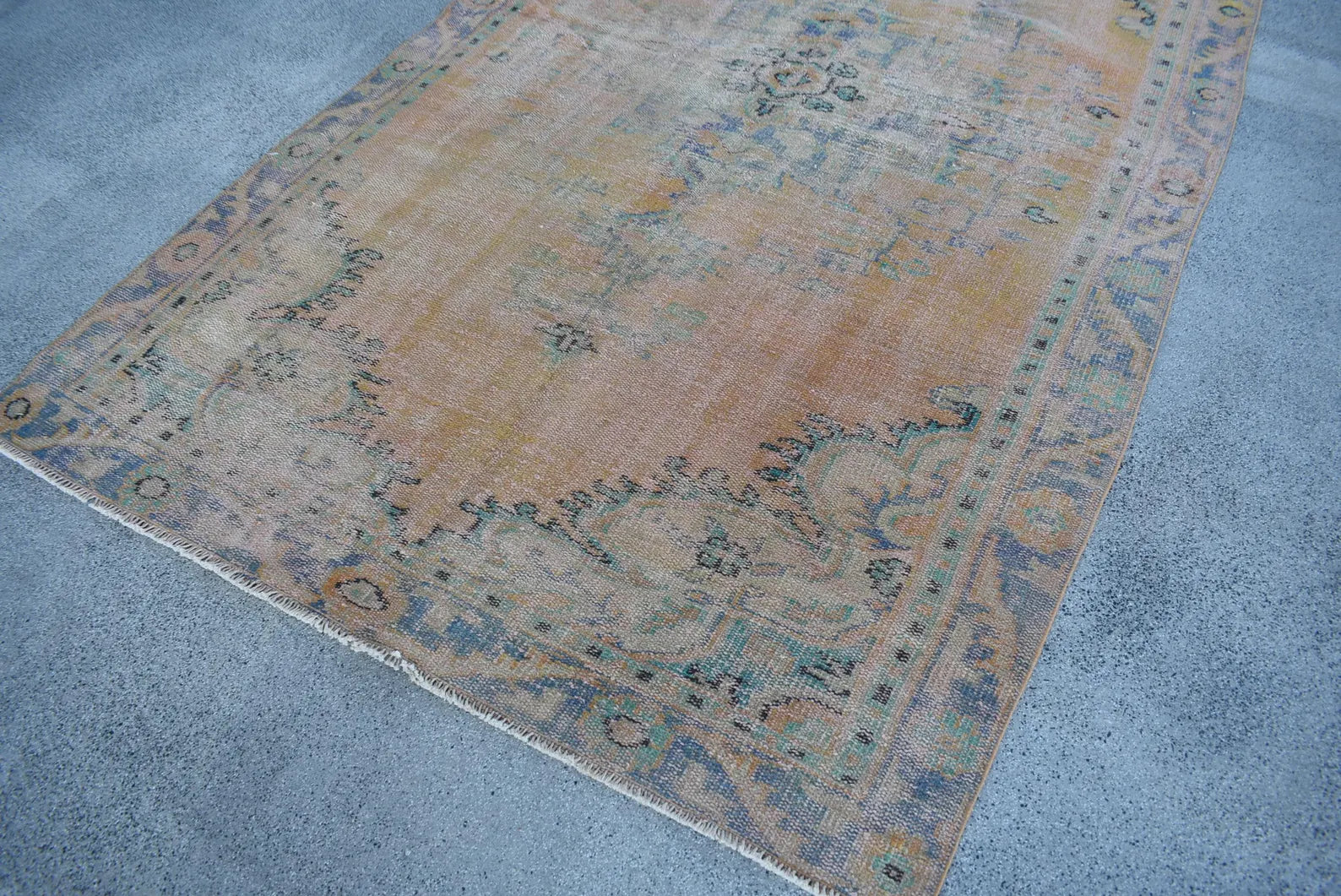XL Vintage Turkish Accent Area Rug 5.3 x 9.1 ft