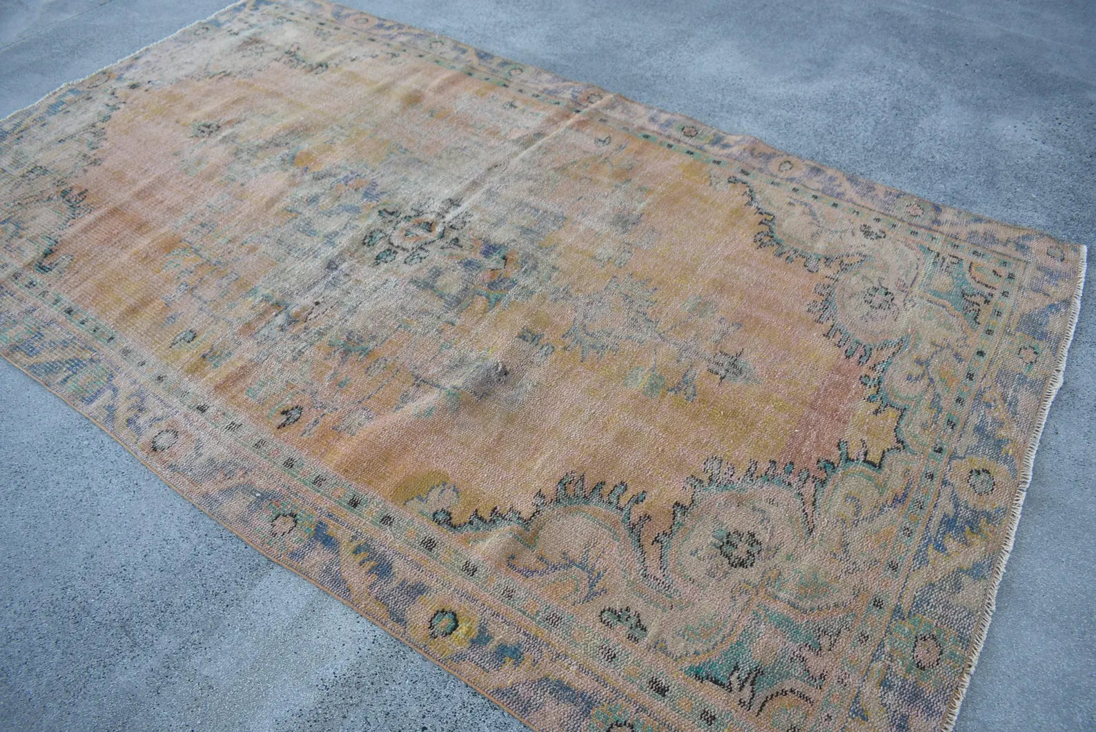 XL Vintage Turkish Accent Area Rug 5.3 x 9.1 ft