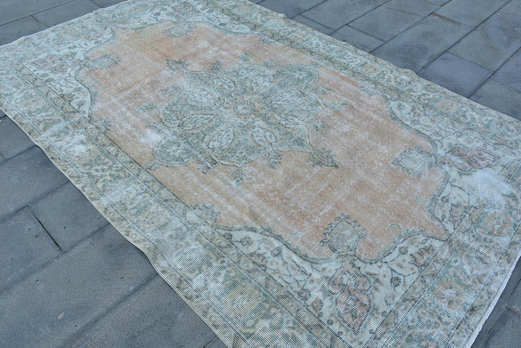 XL Vintage Turkish Accent Area Rug 5.7 x 8.9 ft
