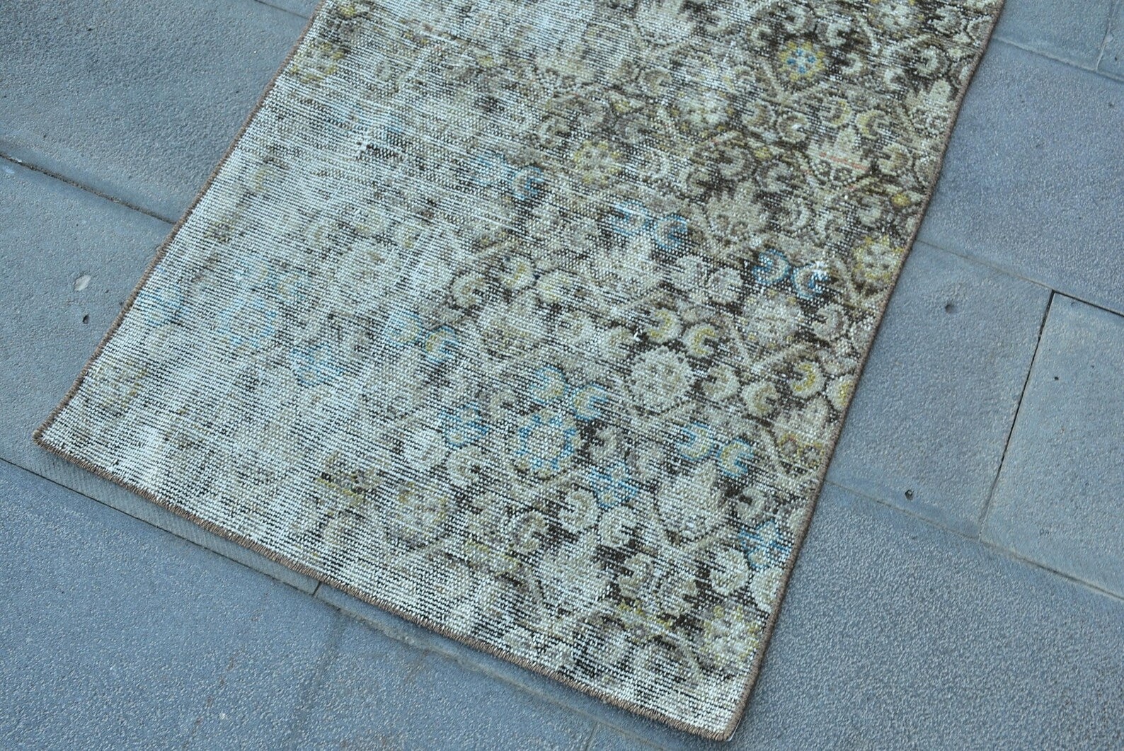Vintage Turkish Accent Area rug 2.4 x 4.7 ft