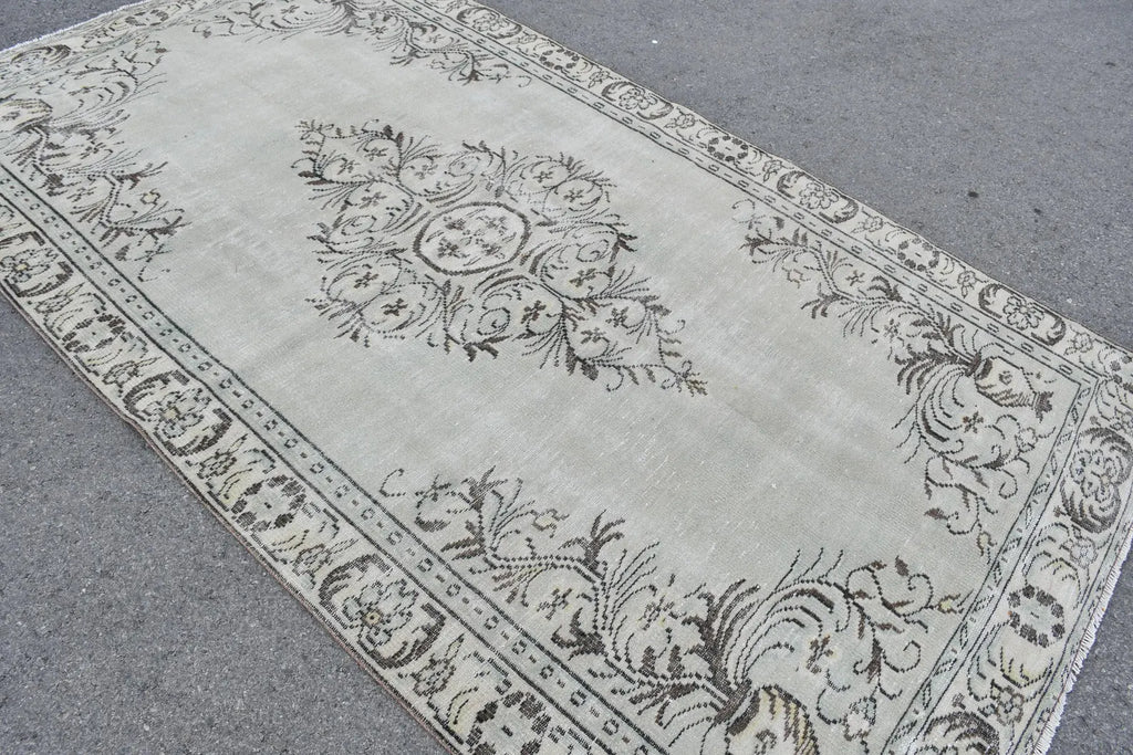 Vintage Turkish accent area rug 5.5 x 9.5 ft