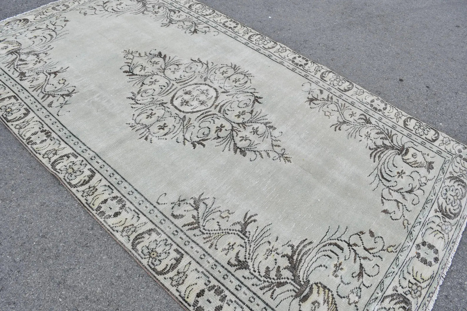Vintage Turkish accent area rug 5.5 x 9.5 ft