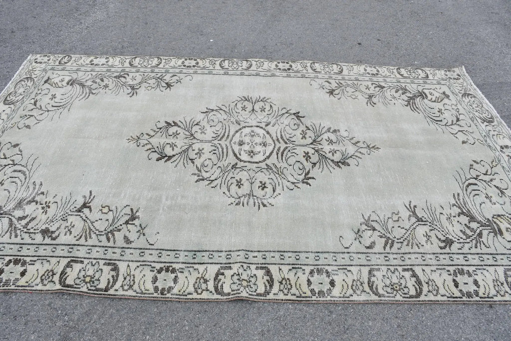 Vintage Turkish accent area rug 5.5 x 9.5 ft