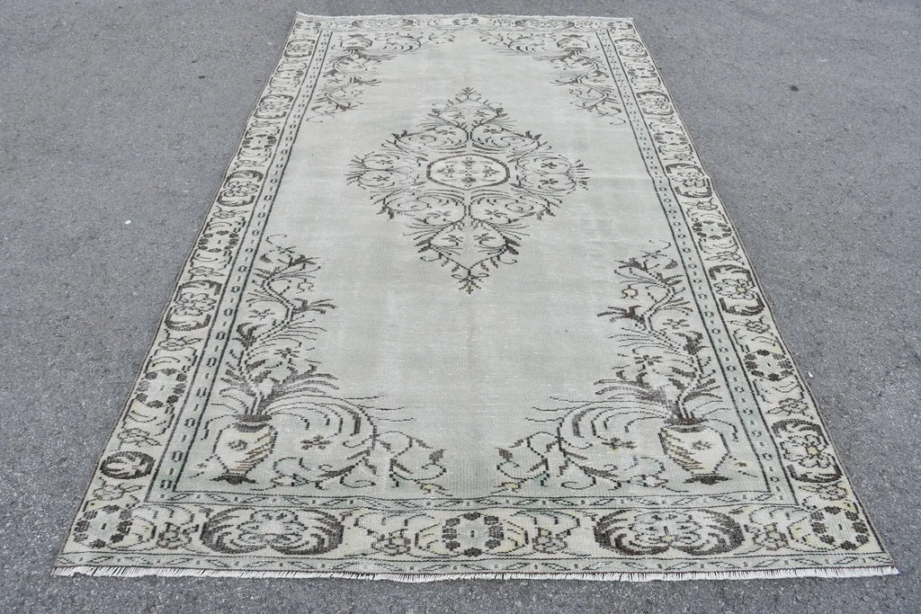 Vintage Turkish accent area rug 5.5 x 9.5 ft