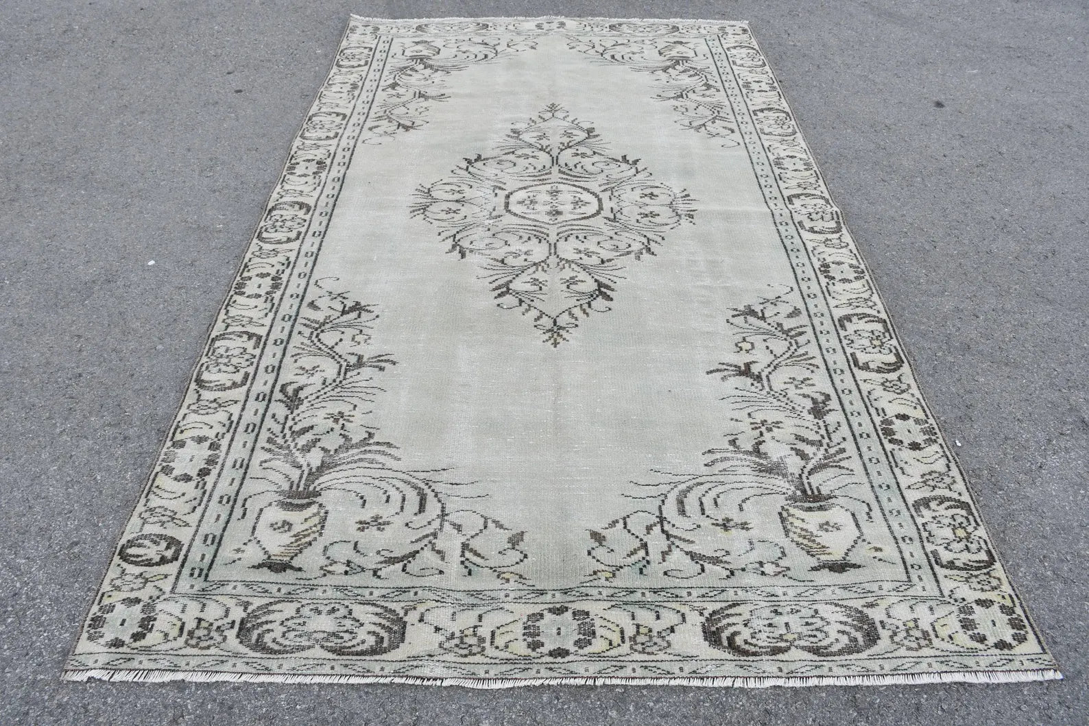 Vintage Turkish accent area rug 5.5 x 9.5 ft