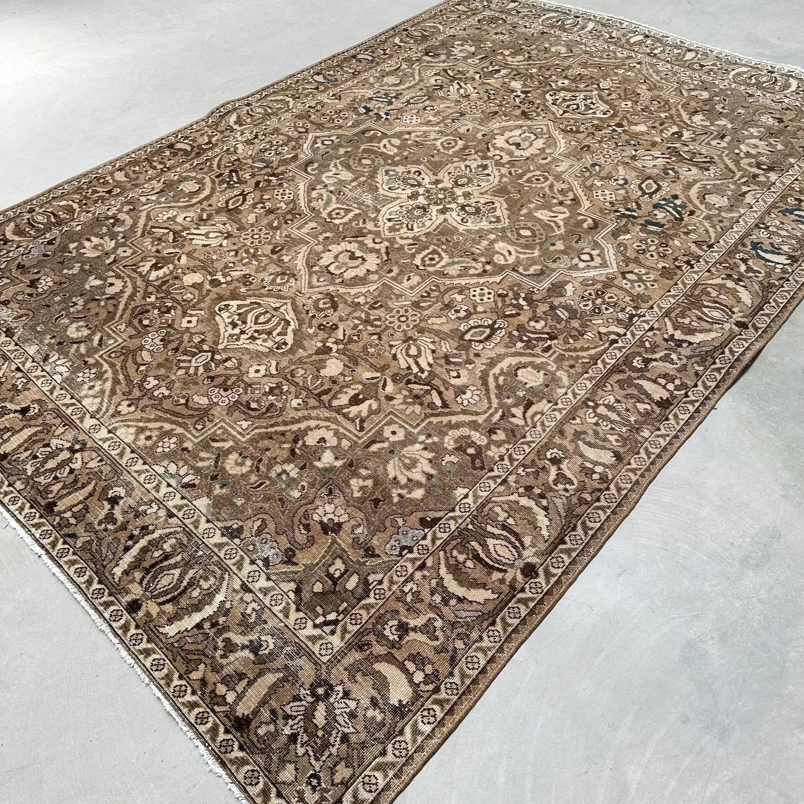 XL Vintage Turkish Accent Area rug 6.7 x 9.7 ft