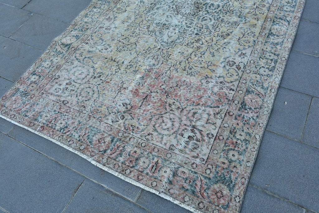 Vintage Turkish Accent Area rug 4.9 x 8.5 ft