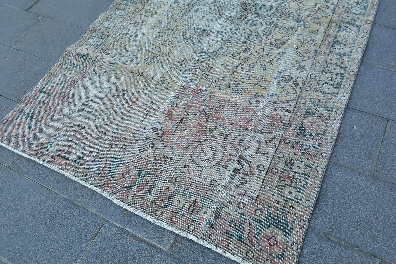 Vintage Turkish Accent Area rug 4.9 x 8.5 ft