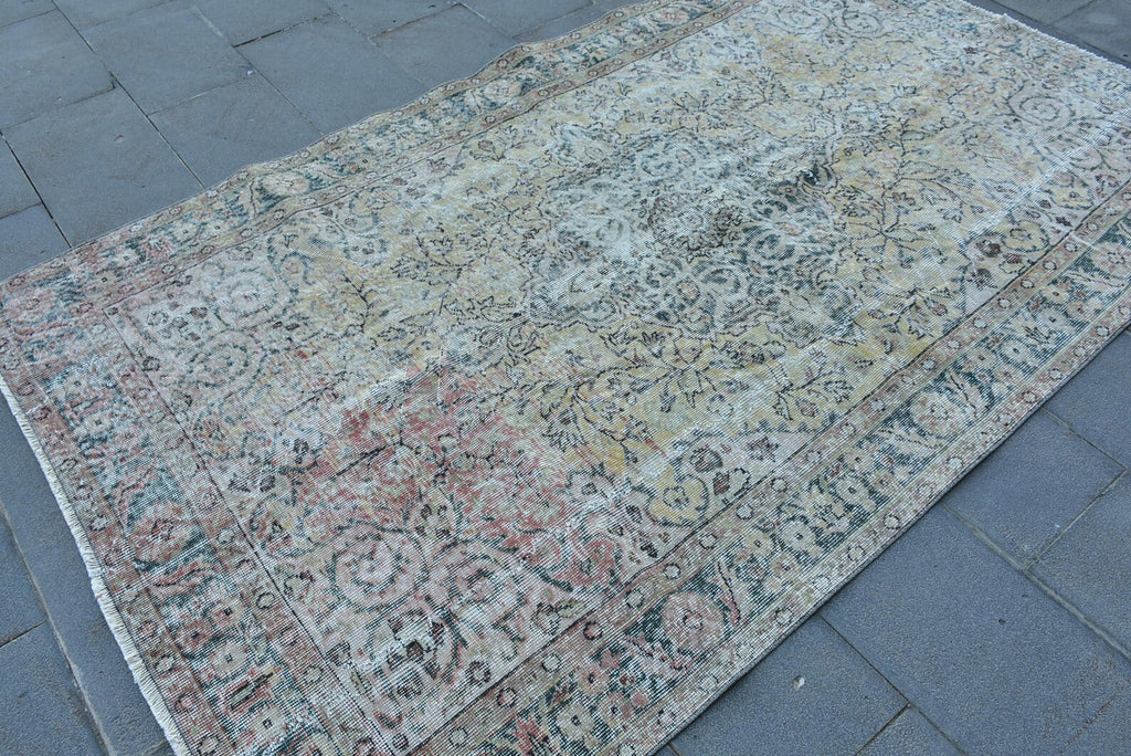 Vintage Turkish Accent Area rug 4.9 x 8.5 ft