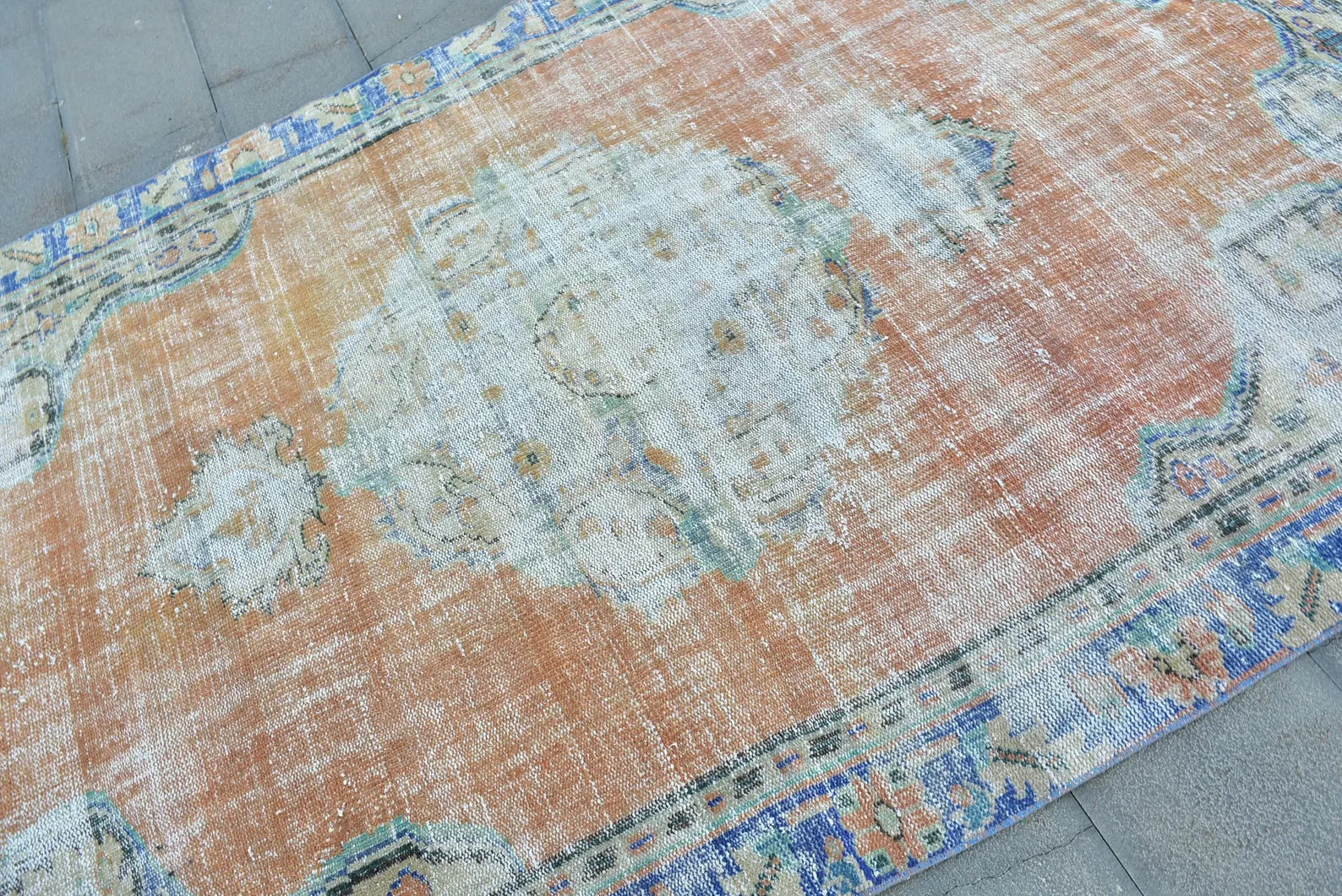 XL Vintage Turkish Accent Area Rug 5.7 x 9.3 ft
