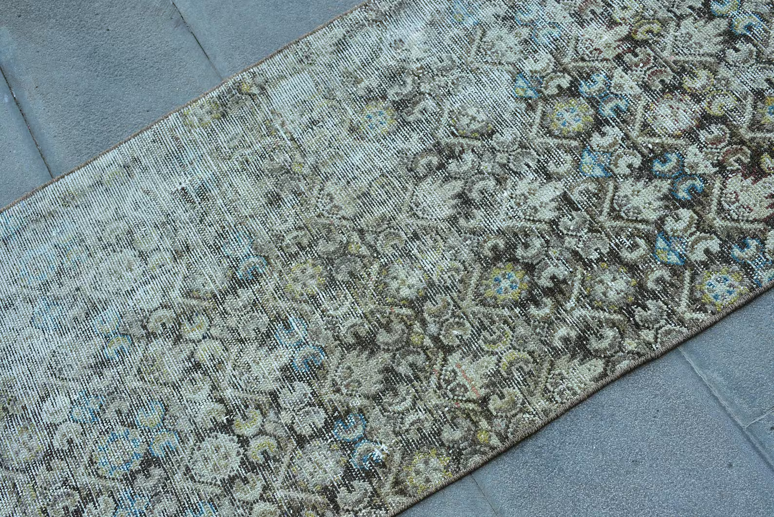 Vintage Turkish Accent Area rug 2.4 x 4.7 ft