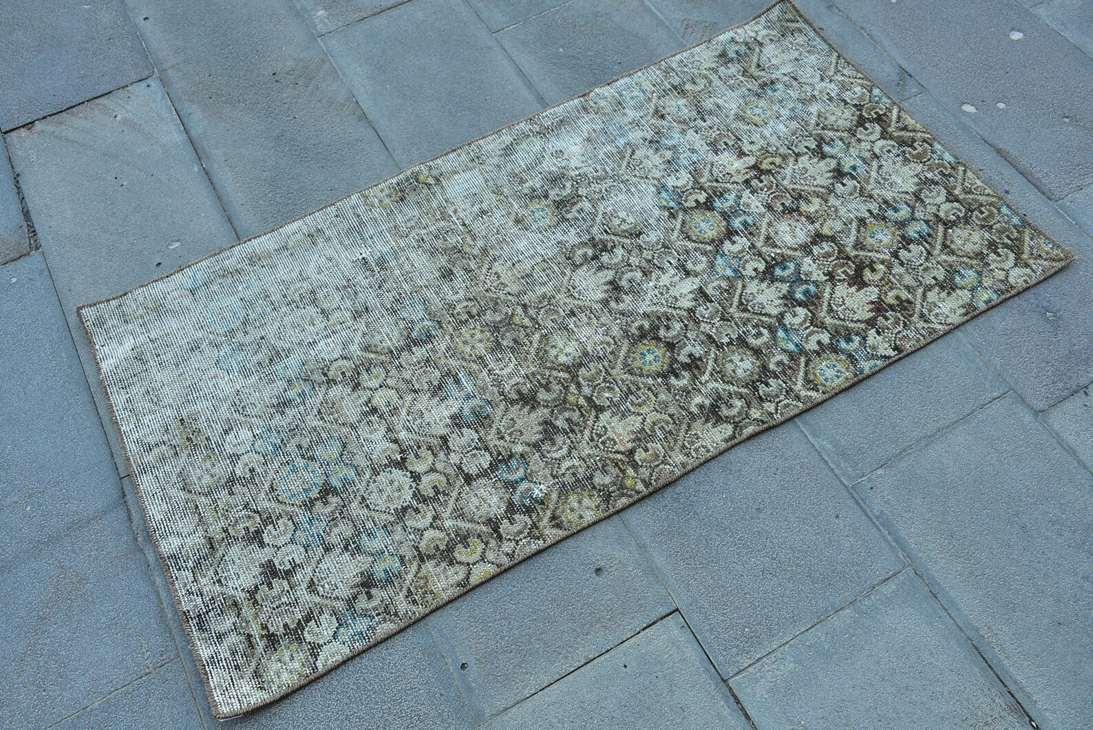 Vintage Turkish Accent Area rug 2.4 x 4.7 ft