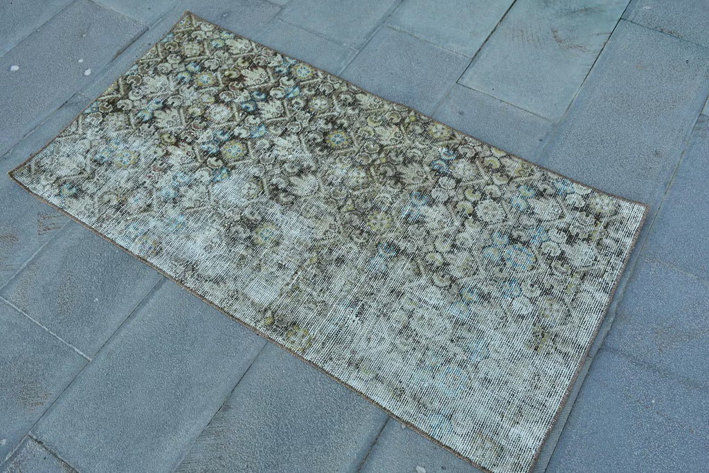Vintage Turkish Accent Area rug 2.4 x 4.7 ft